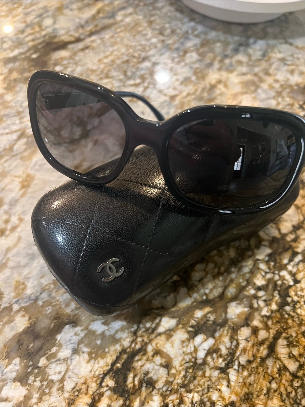 CHANEL Black Oversized Polarized Sunnies w/Quilted Logo Case EUC! HARD TO FIND